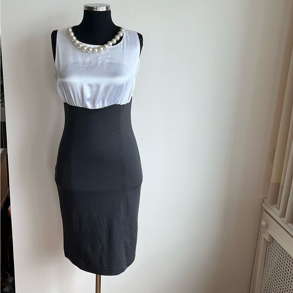 Rinascimento sleeveless  pearl necklace attached white grey midi dress